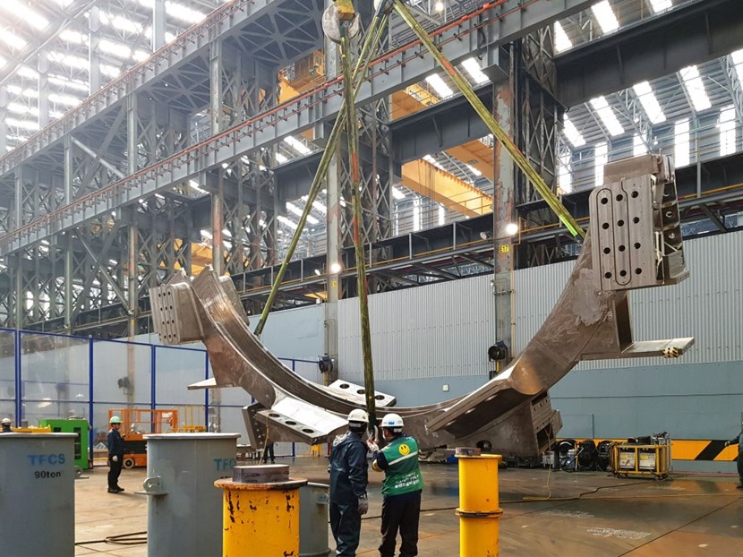 L'assemblage submillimétrique de pièces d'acier massives (ici, dans les ateliers Hyundai en Corée, celle d'un « boitier » de bobine verticale) est un exploit industriel. Quand les éléments de ces pièces sont fabriqués dans différents pays, c'est un défi à la limite du raisonnable - mais qui procède de la nature même d'ITER. (Click to view larger version...)